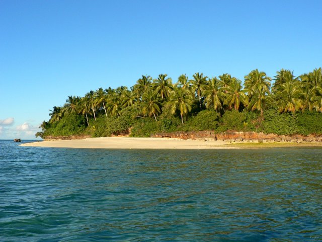 116- La plage deserte de Leke Leka a maree basse 